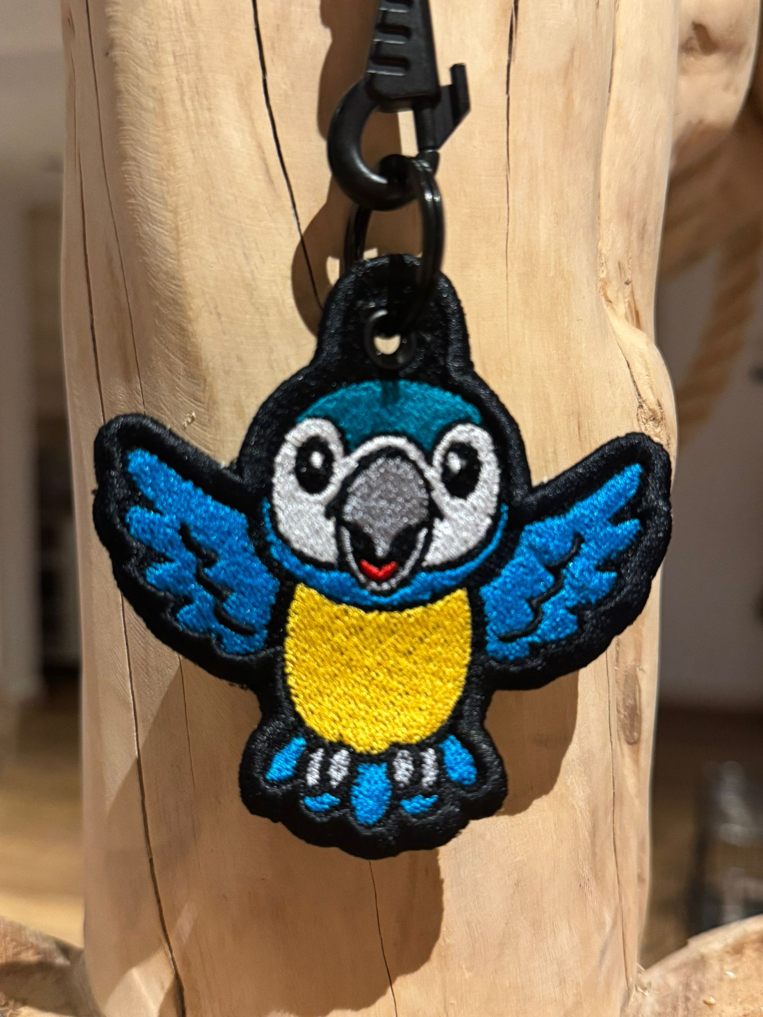 Geborduurde Blauwgele Papegaaien Sleutelhanger - Image 3